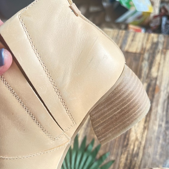 TOMS TAN BOOTIES SIZE 8 FAUX LEATHER  SLIP ON - Picture 4 of 13